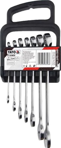 Stubby ratchet combination wrench set